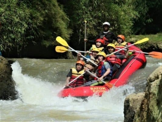 tempat wisata rafting di bogor - Rafting Sungai Cisadane