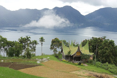 tempat wisata di padang - Danau Maninjau