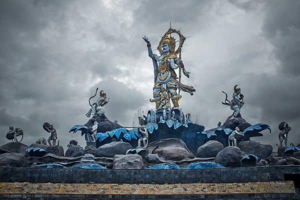 tempat wisata di denpasar - Patung Titi Banda