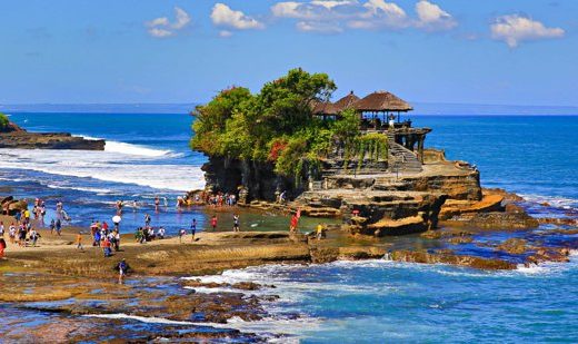 tempat wisata Tanah Lot di denpasar