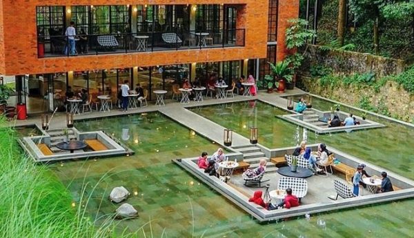tempat makan romantis di Bogor - The Lake House Restaurant